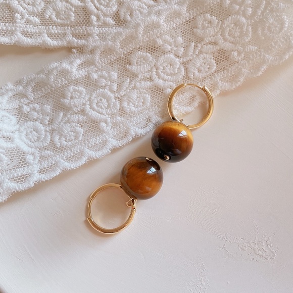 Gold plated brass natural tiger eye hoop earrings - Picture 4 of 4
